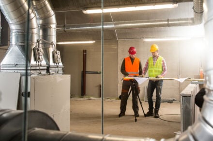 Talotekniikan opiskelijat harjoitustilanteessa.