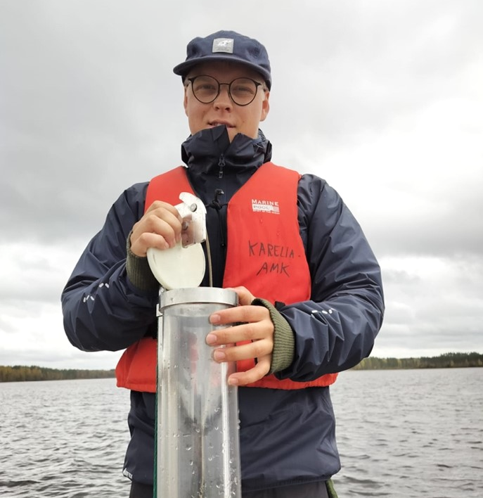 Riku Ikonen näytteenotossa järvellä