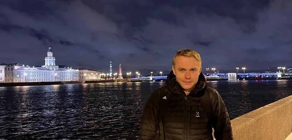 Opiskelija Jesse Nevalainen joen rannalla Pietarissa.