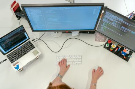 Työpöytä jossa tietokoneen näyttöjä