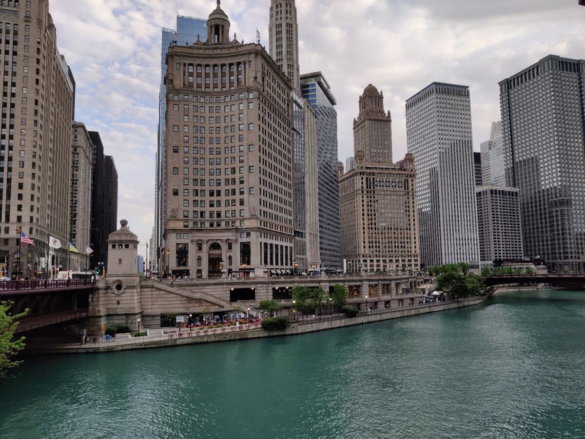 Chicagon kaupunki, korkeita rakennuksia joen rannalla