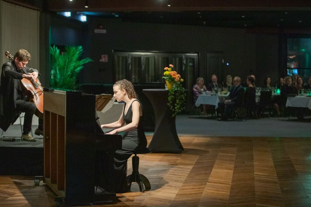 Karelian 30-juhlan esiintyjät sellisti Jussi Makkonen ja pianisti Nazig Azezian.