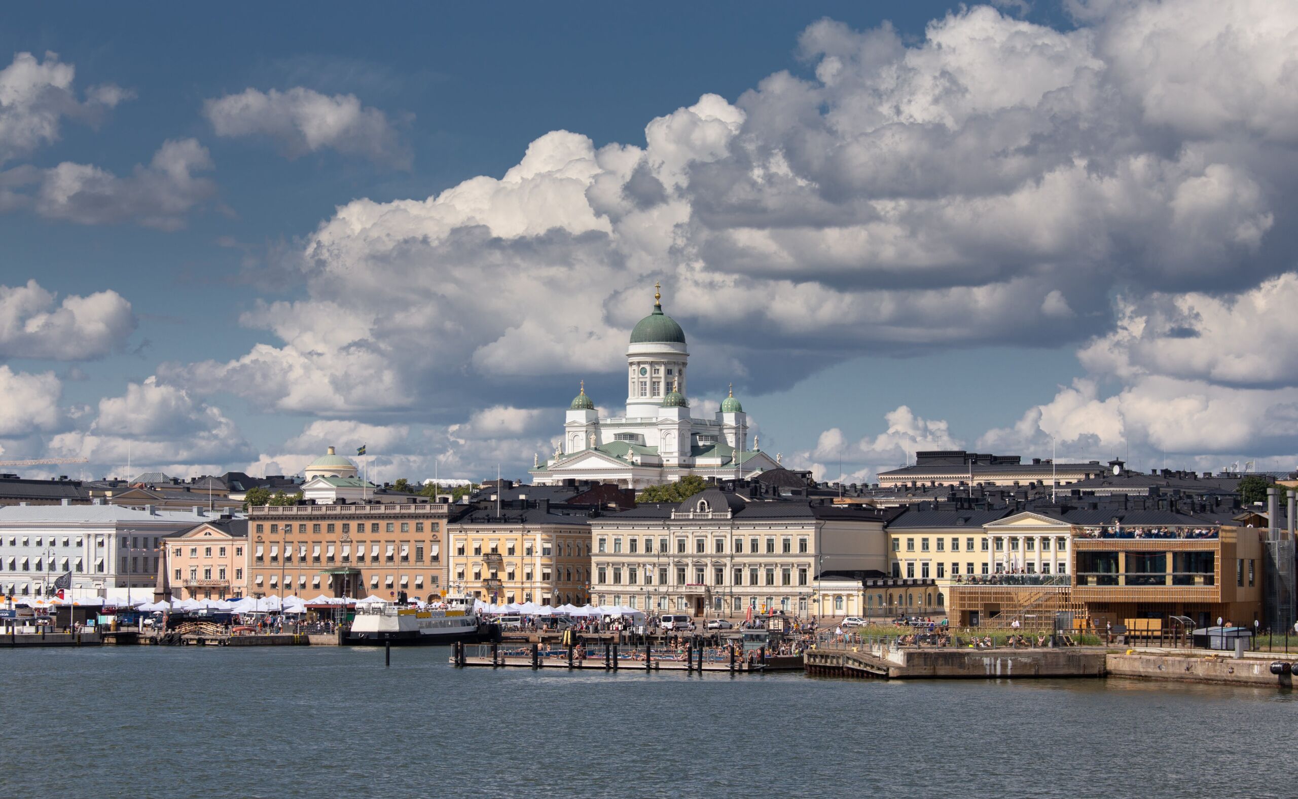 Helsingin kaupunki mereltä päin kuvattuna