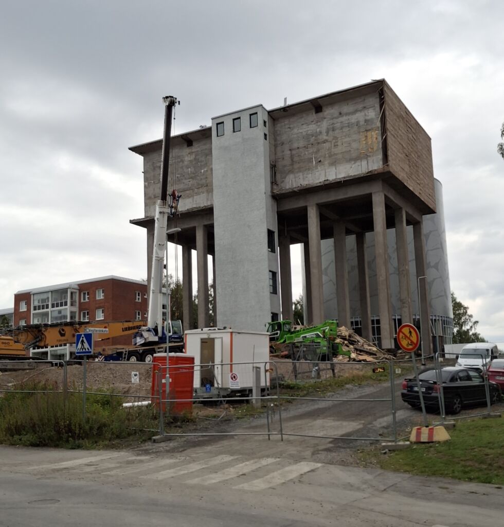 Joensuun vanhaa vesitornia puretaan Niinivaaralla.