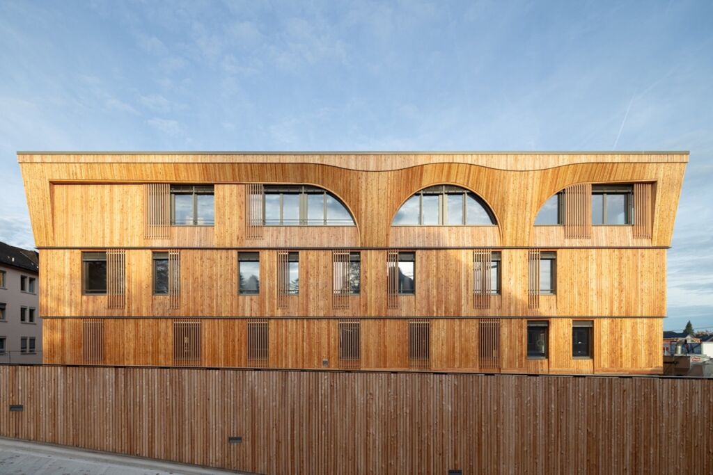 Kolmekerroksinen puinen rakennus