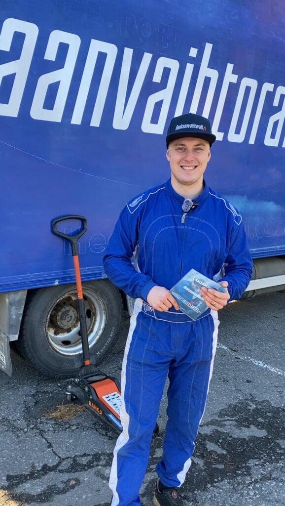 Nuori mies seisoo rekan edessä ajohaalareissa