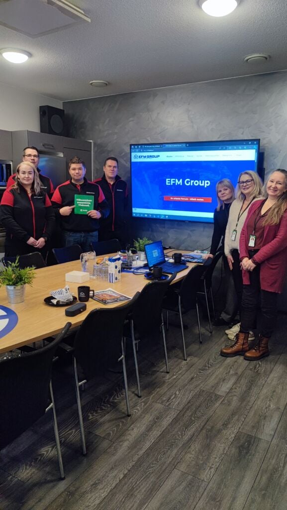 Vasemmalla EFM Groupin henkilöstöä ja oikealla artikkelin kirjoittajat Katja Hirvonen, Satu Saarinen ja Niina Pennanen.