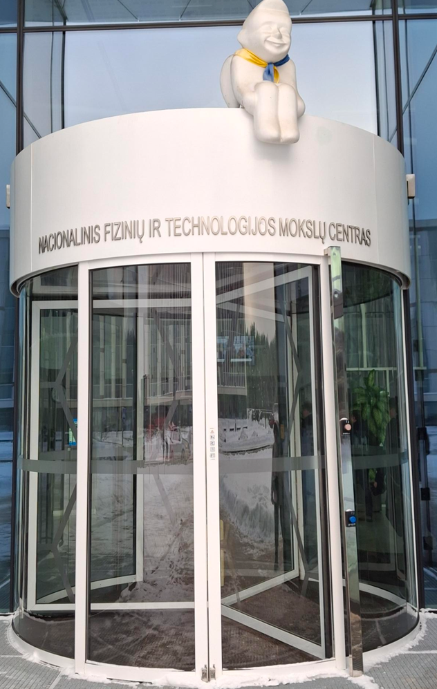 Rakennuksen sisäänkänyti jossa pyöröovi