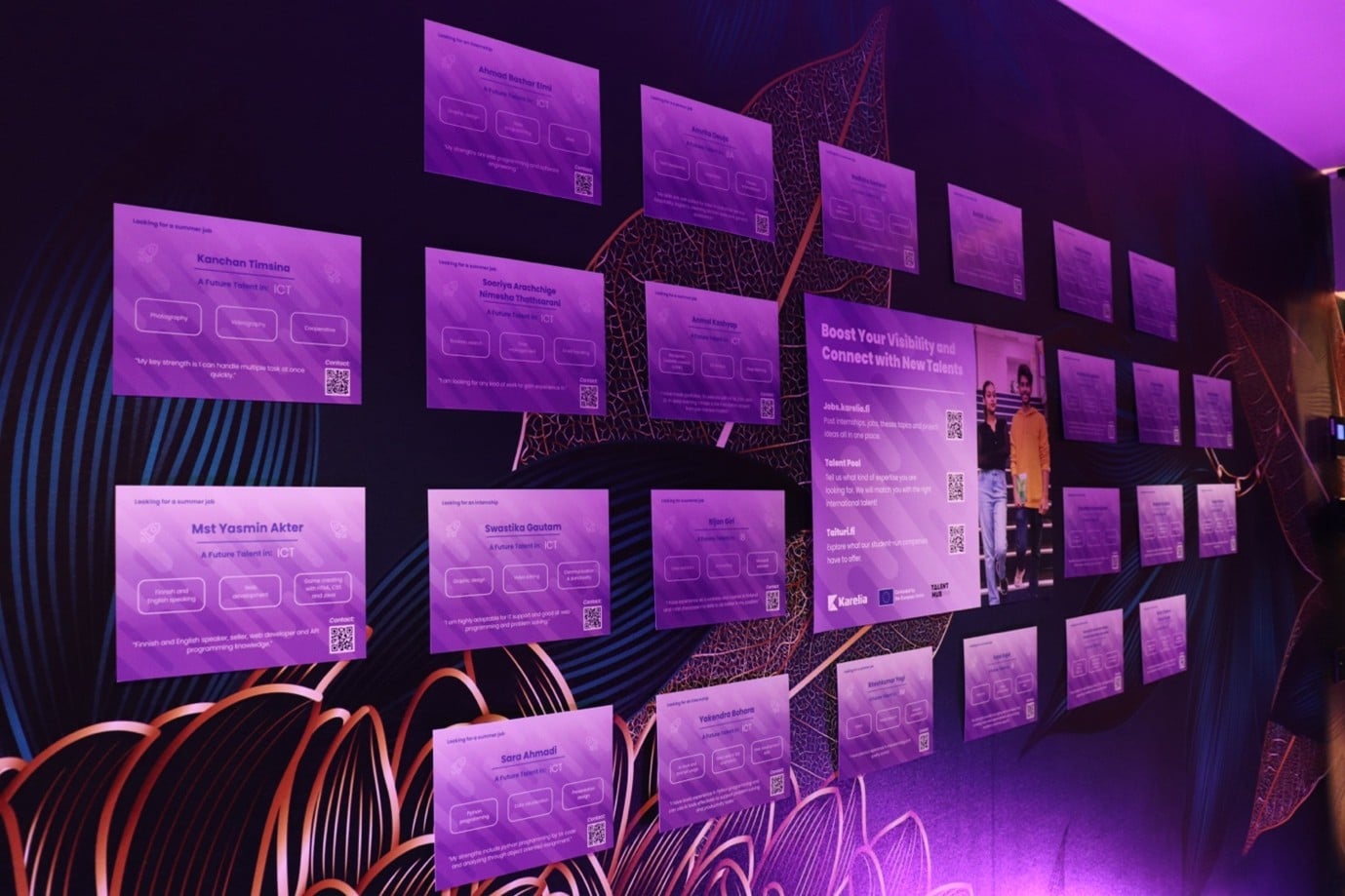 Seinä johon kiinnitetty opiskelijoiden osaamiskuvauksia